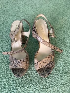 Anne Klein faux snake skin pumps size 10